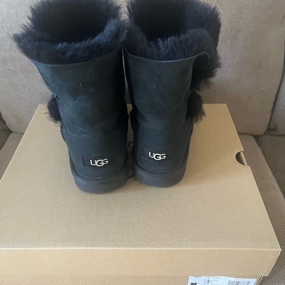 Bailey button II Kids UGGs - Picture 2 of 5